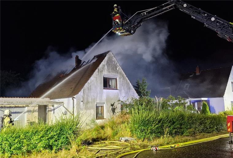 Unwetter-Einsätze im Norden: Blitze krachen in Häuser in Surheide und Debstedt Dachstuhlbrand in Bremerhaven: Neben zahlreichen Einsätzen in vollgelaufenen Kellern musste die Feuerwehr auch ein brennendes Haus löschen.