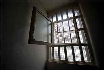  Ein Fenster, hinter dem ein Gitter befestigt ist, ist am 21.11.2014 in der Justizvollzugsanstalt in Stuttgart (Baden-Württemberg) in einer Gefängniszelle zu sehen.