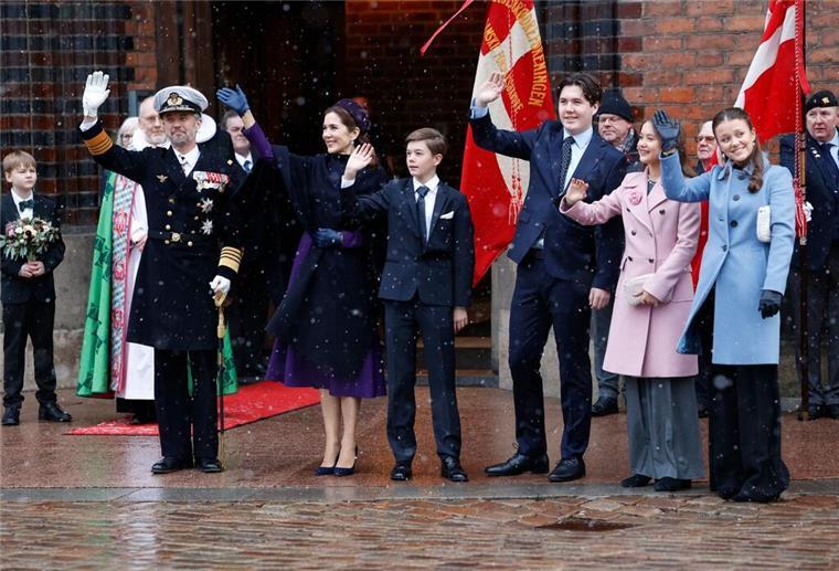 Dänemarks neuer König Frederik bei Festgottesdienst geehrt Dänemarks König Frederik X. (l-r), Königin Mary, Prinz Vincent, Kronprinz Christian, Prinzessin Isabella und Prinzessin Josephine kommen zur Feier des Thronwechsels in die Kathedrale von Aarhus.