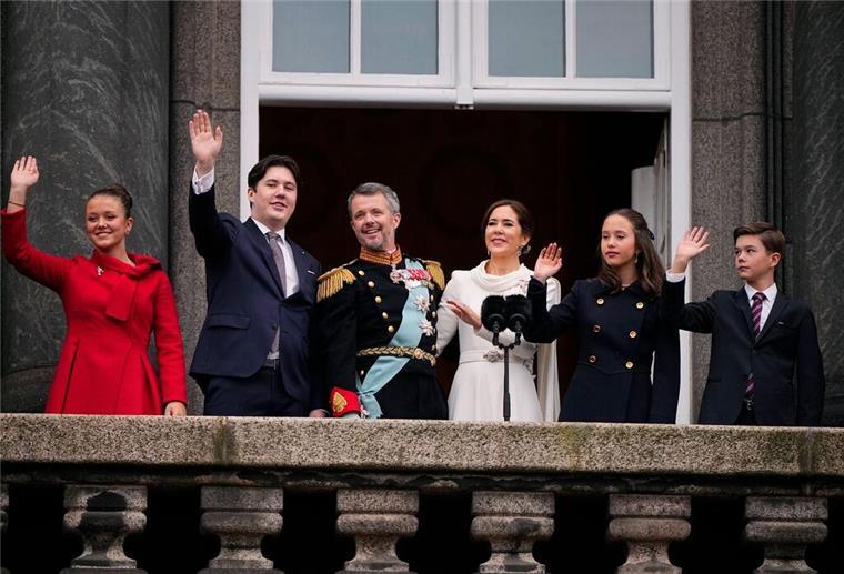 Dänemarks König Frederik X. und Königin Mary sowie ihre Kinder Prinzessin Josephine (l-r), Kronprinz Christian, Prinzessin Isabella und Prinz Vincent winken nach der Proklamation im Schloss Christiansborg.