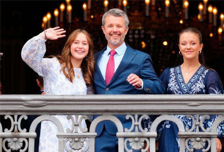Dänemarks König Frederik feiert ersten Geburtstag als König Dänemarks König Frederik X. winkt mit seinen Töchtern Prinzessin Josephine (l.) und Prinzessin Isabella vom Balkon.