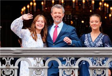 Dänemarks König Frederik X. winkt mit seinen Töchtern Prinzessin Josephine (l.) und Prinzessin Isabella vom Balkon.