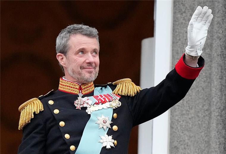 Dänemarks König Frederik X. winkt vom Balkon des Schlosses Christiansborg. Der bisherige Kronprinz Frederik ist nach der Abdankung seiner Mutter Königin Margrethe II. zum neuen König von Dänemark ausgerufen worden.