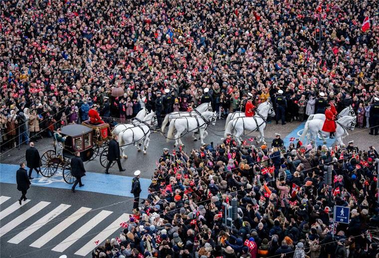 Dänemarks Königin Margrethe II. auf dem Weg zum Schloss Christiansborg.
