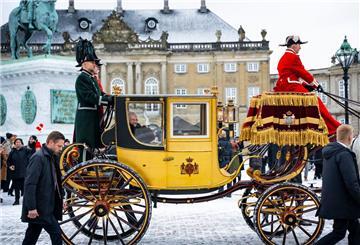 Dänemarks Königin Margrethe II. winkt, während sie in einer Pferdekutsche zum Schloss Christiansborg fährt - wo bald der Thronwechsel vollzogen wird.