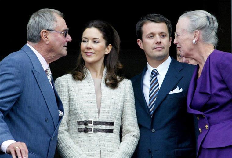Dänemarks Kronprinz Frederik (M, r) und seine Verlobte Mary Donaldson (M, l), sprechen mit Königin Margrethe II. (r) und Prinz Henrik.