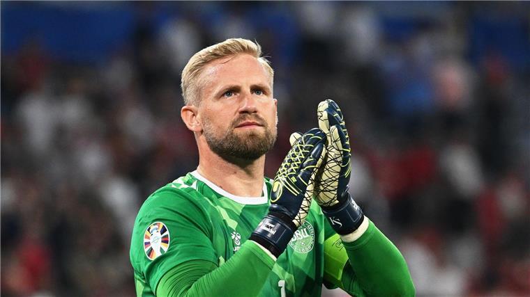 Vater und Sohn: Torwart-Familie prägt Dänemarks Fußball Dänemarks Torhüter Kasper Schmeichel steht immer wieder im Schatten seines Vaters Peter.