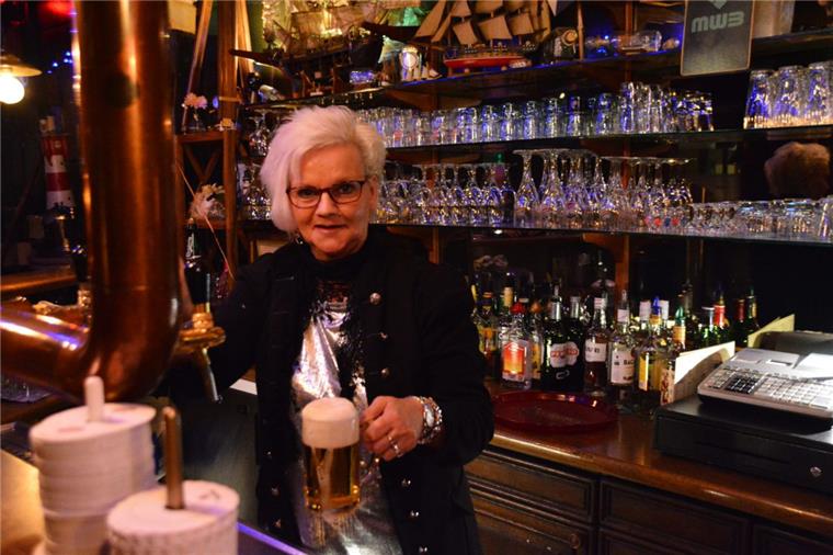 Darum ist das Krohn's Eck im Fischereihafen absolut Kult #prost Dagmar "Daggi" Janßen ist seit 2014 die Besitzerin von Krohn's Eck.