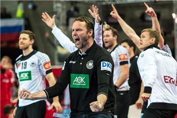 Dagur Sigurdsson, Trainer der deutschen Handball-Nationalmannschaft, jubelt mit seinem Team über den 30:29-Sieg über Russland.