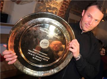Dagur Sigurdsson ,  Trainer der deutschen Handball-Nationalmannschaft,  freut sich über den Titelgewinn. 