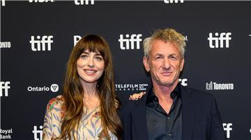 Dakota Johnson und Sean Penn stellen „Daddio“ beim Filmfestival in Toronto vor.