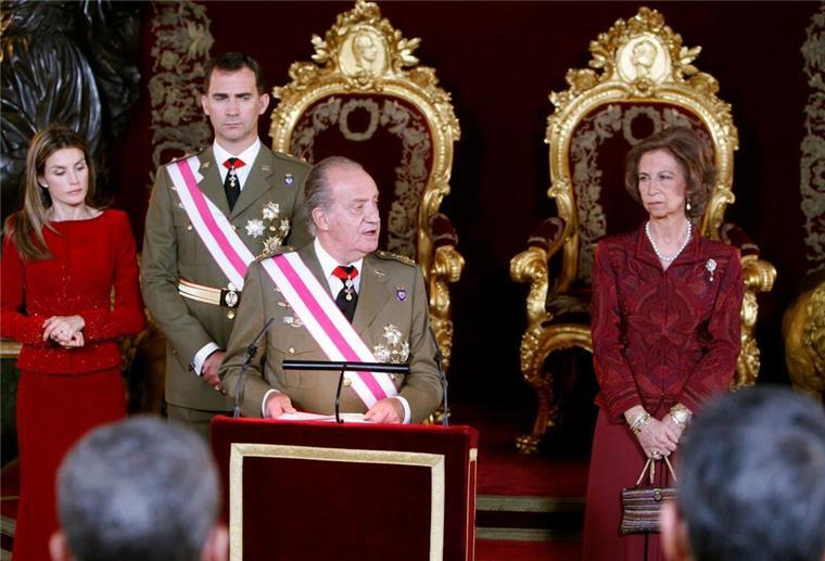 Spaniens melancholische Ex-Königin Sofía wird 85 Damaliger König Juan Carlos spricht auf der Gedenkfeier zum Dreikönigstag 2010 - hinter ihm stehen (l-r) die damalige Prinzessin Letizia, der damalige Kronprinz Felipe und die damalige Königin Sofia.