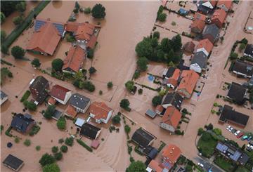 Hochwasser steht in den Straßen.