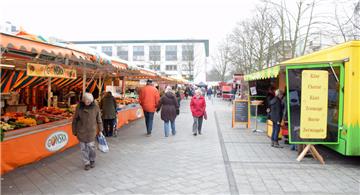 Damit auf dem Geestemünder Wochenmarkt in Bremerhaven mittwochs nicht mehr so viele Lücken das Marktbild trüben, wird ab 4. April der Standaufbau verändert. Auf dem Südende unterhalb des Wasserturms bleibt die Fläche künftig frei.