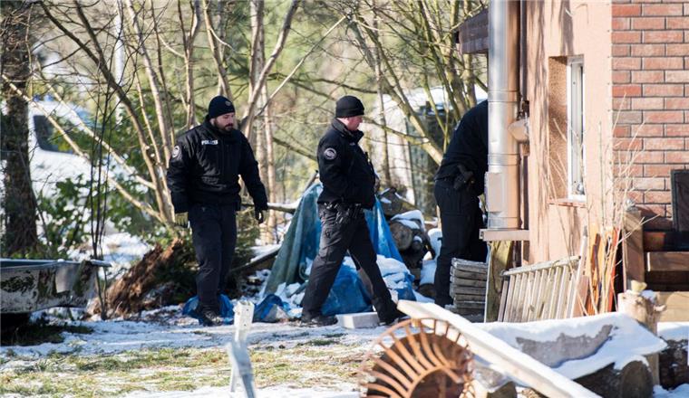Damit bei einer Hausdurchsuchung eine unabhängige Kontrolle gegeben ist, nimmt daran in der Regel ein Zeuge teil, der nicht Polizist ist. Der Zeuge hilft den Ermittlern somit, sich rechtlich abzusichern.
