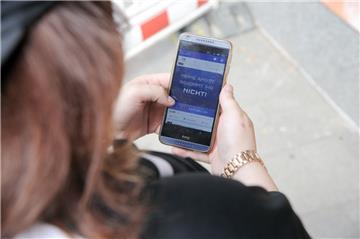 Damit das Smartphone nicht zum Feind wird, klären Bremerhavener Studenten Schüler über Cybermobbing auf.
