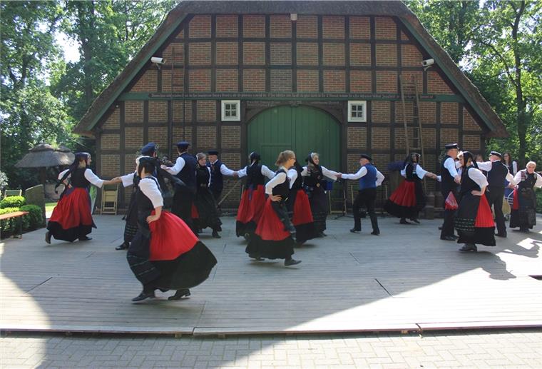 Damit das Vereinsleben in der Gemeinde Heeslingen keinen Schaden wegen Corona nimmt, will die Gemeinde notfalls mit Geld helfen. Können beispielsweise die Börd Heeßler Danzers – beziehungsweise die Heimat- und Fördergemeinschaft – nachweisen, dass in der Vereinskasse ein großes Loch klafft, weil in diesem Jahr keine Einnahmen zu erzielen waren, so will die Gemeinde finanzielle Unterstützung gewähren. 