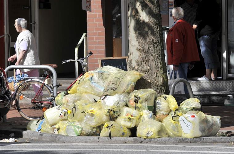 Bremerhaven: Frühere Müllabfuhr in der Hafenstraße Damit die Gelben Säcke nicht stundenlang auf den Bürgersteigen der Hafenstraße liegen, wird die Abfuhr ab der kommenden Woche früh morgens erfolgen.