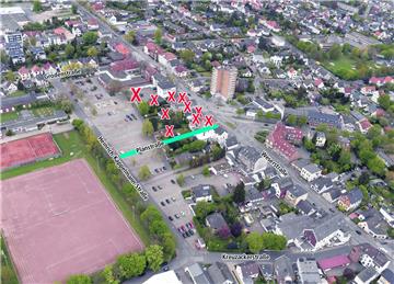 Damit die neue Wulsdorfer Ortsmitte realisiert werden kann, müssen von der Stadt und der Bremer Wohnungsbau als Investor für die neuen Einzelhandelsverkaufsflächen Häuser und Grundstücke angekauft werden. Abgerissen werden sollen die gekennzeichneten Häuser. Ins Luftbild eingezeichnet ist auch die neue Verbindung (Planstraße) von der Weserstraße auf den Heinrich-Kappelmann-Platz.