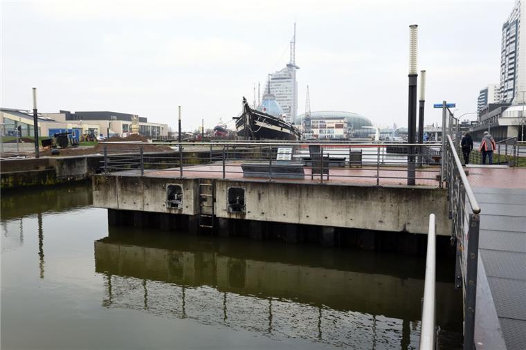 Damit die "Seute Deern" an die Baltimore Pier verholt werden kann, muss der Betonvorsprung abgerissen werden.