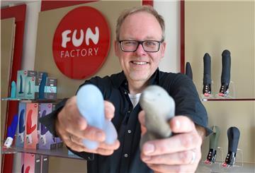 Damit fing alles an: Michael Pahl, Mitgründer der Fun Factory, zeigt die Knetform und das Modell des allerersten Produkts der Fun Factory: Paddy Pinguin.