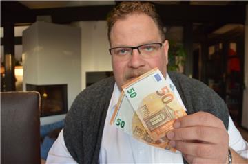 Damit hätte Taxiunternehmer Michael Brümmer aus Langen nicht gerechnet: Seine Mitarbeiter wurden Opfer von Betrügern. Die Tatverdächtigen hatten nach verschiedenen Fahrten mit falschen 50-Euro-Geldscheinen gezahlt.