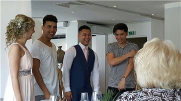 Damit hatte Bräutigam Tobias Nowacki (Mitte) nicht gerechnet. Die DSDS-Stars Igor Barbosa (Zweiter von links) und Mark Hoffmann (rechts) sangen für ihn und seine Frau Nina.