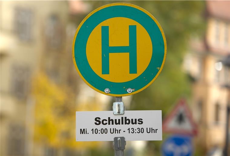 Ein Haltestellenschild. 