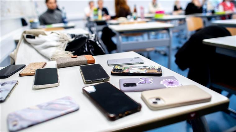 Wie Künstliche Intelligenz die Schule verändert Damit Schülerinnen und Schüler ihre Handys nicht unerlaubt bei Klausuren nutzen, sammeln Lehrkräfte diese vor Klausuren ein. (Archivbild)