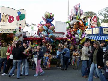 Damit sich die Besucher auf dem Rodenkircher Markt sicher fühlen können, werden an den Zugängen zum Marktplatz Poller aufgestellt. Das sieht das neue Sicherheitskonzept vor, das mit der Polizei entwickelt worden ist.  Foto 