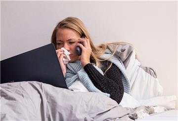 Damit sich in Arztpraxen weniger Menschen anstecken, soll für eine Krankschreibung bei leichten Erkrankungen der oberen Atemwege nun wieder ein Telefongespräch mit dem Arzt reichen.