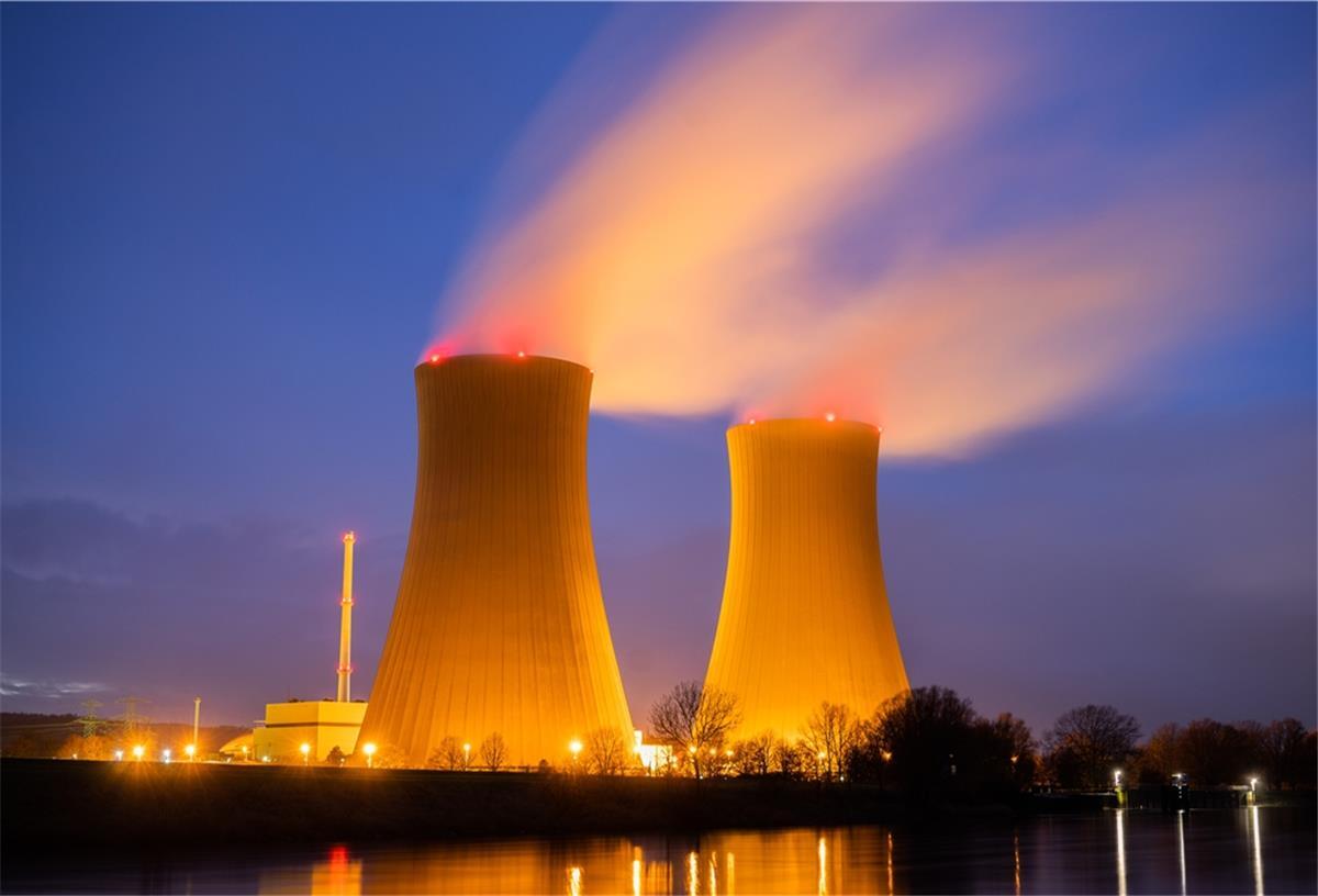 Umweltschützer entsetzt: EU sieht Atomkraft als nachhaltig Dampf steigt aus den Kühltürmen des Atomkraftwerks Grohnde in den Niederlanden auf (Langzeitbelichtung).