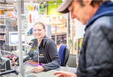 Danica Döscher ist Kassiererin im Edeka-Center Knauer in Bremerhaven und blickt auf vier ungewöhnliche Wochen zurück.