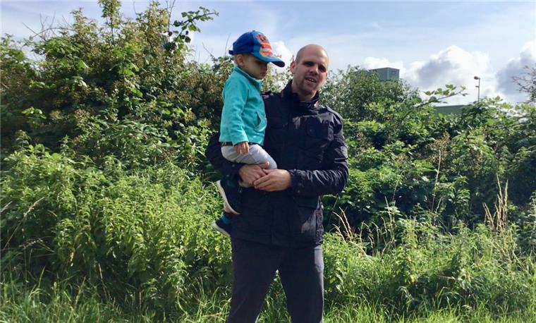 Daniel Bahr ist verärgert, dass er seinen kleinen Sohn Milian und die anderen Kinder nicht einfach am Flussufer spielen lassen kann. viele der Gärten gehen mit einer Pforte direkt auf den Geestedeich rauf - längst vergeblich. "Die Dornenhecken sind gefährlich", sagt der Vorsitzende der Siedlergemeinschaft Buschkämpen. "Und wir wünschen uns wieder den freien Blick aufs Wasser. Die Dornenmauern wuchern seit zehn Jahren und müssen mal weg." Foto Schwan