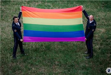 Daniel Blida (links), LSBTI* -Ansprechpartner mit Dirk Fasse, Polizeivizepräsident zeigen am Tag gegen Homophobie Flagge.