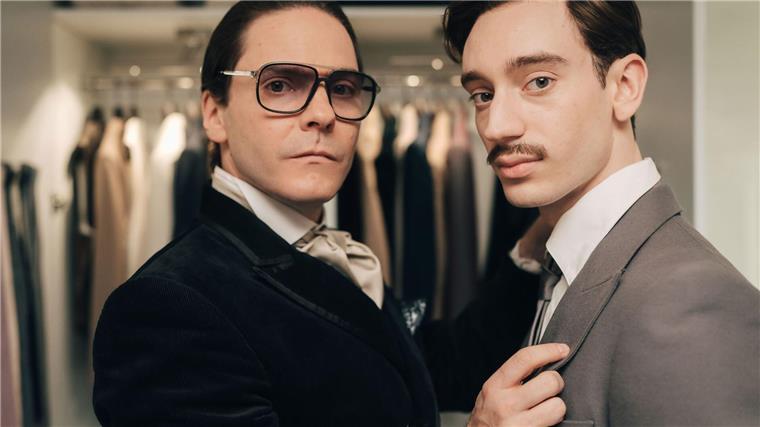 Was vom Serienjahr übrig bleibt Daniel Brühl als Karl Lagerfeld in der Serie „Becoming Karl Lagerfeld“ (Disney+) zusammen mit Théodore Pellerin als Jacques de Bascher.