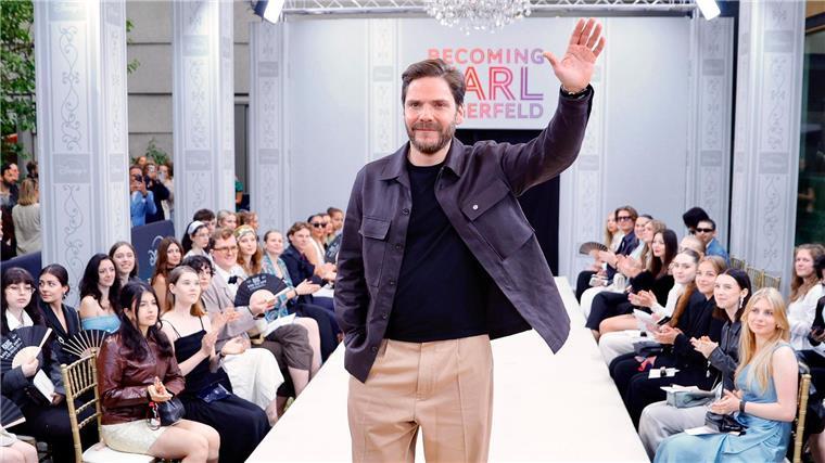 Was vom Serienjahr übrig bleibt Daniel Brühl Ende Mai bei der Deutschlandpremiere der Serie „Becoming Karl Lagerfeld“ in Berlin.