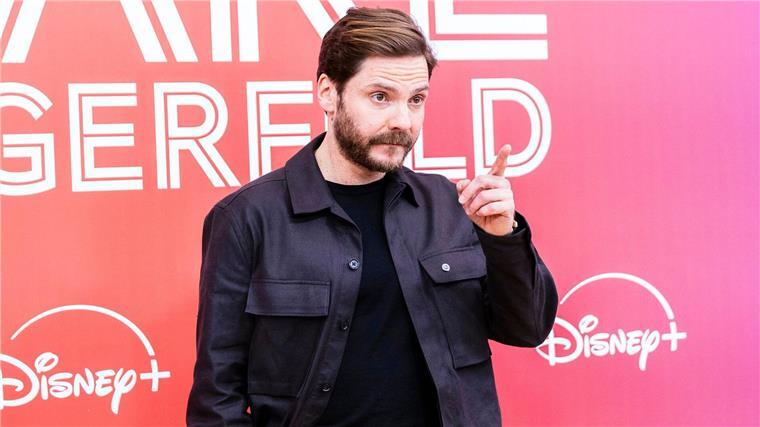 Daniel Brühl spielt den Modeschöpfer und wollte Lagerfeld emotional aufbrechen.