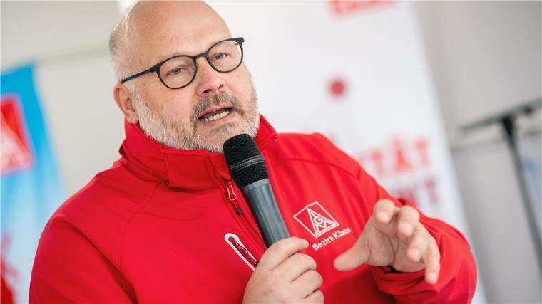 Daniel Friedrich, Bezirksleiter der IG Metall Küste, forderte die Arbeitgeber auf, vor allem beim Entgelt nachzubessern.