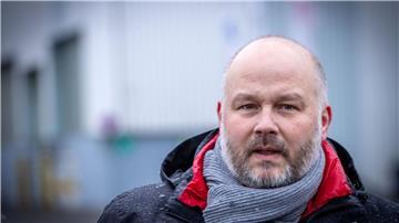 Daniel Friedrich spricht nach einer Belegschaftsversammlung auf der MV Werft.