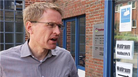 Daniel Günther (CDU), Ministerpräsident von Schleswig-Holstein, spricht während eines Interviews nach seiner Stimmabgabe zur Kommunalwahl in Schleswig-Holstein.
