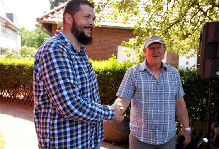 Vom Tourist zum Leuchtturmwärter: Dieser Mann aus NRW hatte riesige Konkurrenz Daniel Jochheim (l), der neue Leuchtturmwärter auf Wangerooge, wird von seinem Vorgänger Jan Gerdes begrüßt.