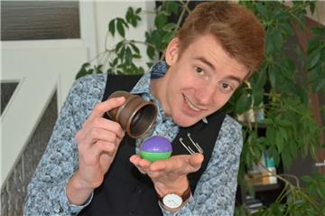 Daniel M. Hank aus Wohnste hat viele Tricks auf Lager: Mit allem, was er in die Finger bekommt, versucht er zu zaubern.