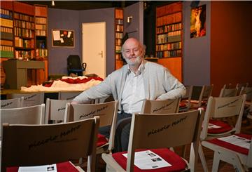 Daniel Meyer-Dinkgräfe in seinem Piccolo Teatro in der Alten Bürger, das wegen der Corona-Pandemie weiterhin geschlossen bleiben muss.