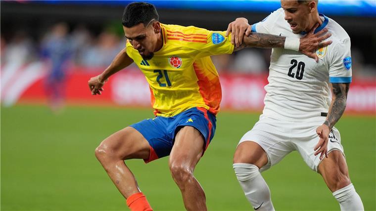 Copa-América-Halbfinale: Prügelei zwischen Spielern und Fans Daniel Muñoz (l) musste kurz vor dem Pausenpfiff mit Gelb-Rot vom Platz.
