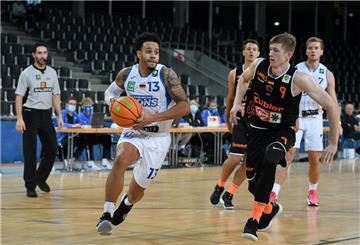 Daniel Norl (am Ball) greift bei den Eisbären nach einer einjährigen Pause wieder an.