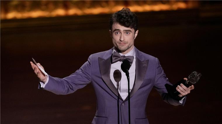 Daniel Radcliffe gewinnt Musical-Preis Tony Award Daniel Radcliffe nimmt in New York seinen Tony Award entgegen.