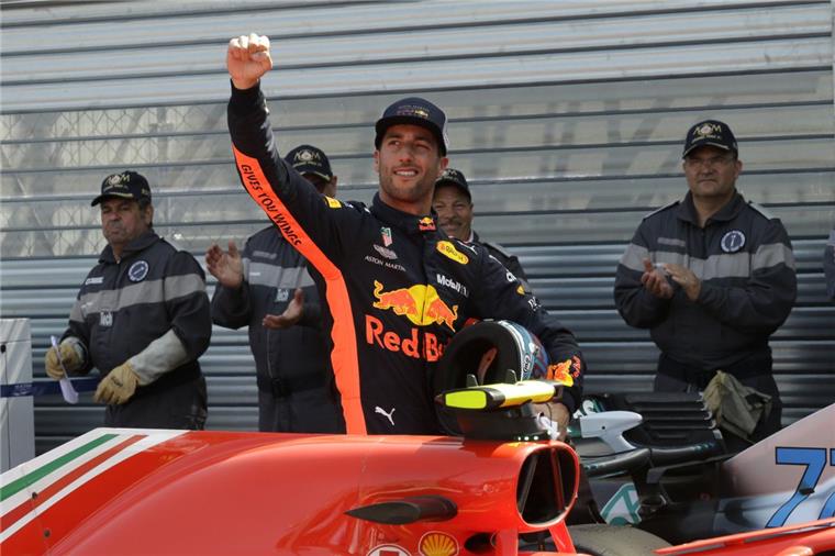Daniel Ricciardo aus Australien vom Team Red Bull freut sich über seinen Sieg und somit die Sicherung der Pole Position für den Grand Prix von Monaco.