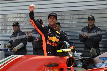 Daniel Ricciardo aus Australien vom Team Red Bull freut sich über seinen Sieg und somit die Sicherung der Pole Position für den Grand Prix von Monaco.