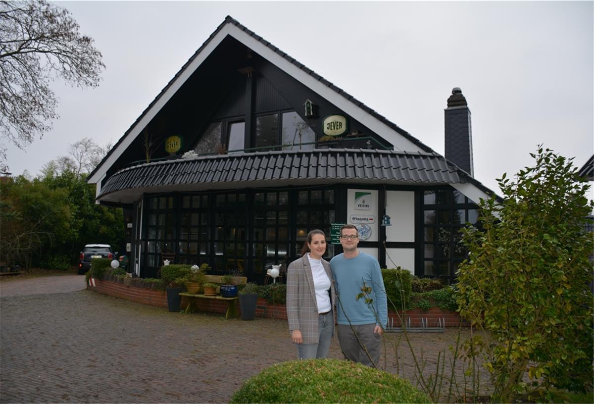 Neue Betreiber für das Kachelstübchen Daniel Scheffel und Tatjana Henke haben das „Kachelstübchen“ in Burhave übernommen.